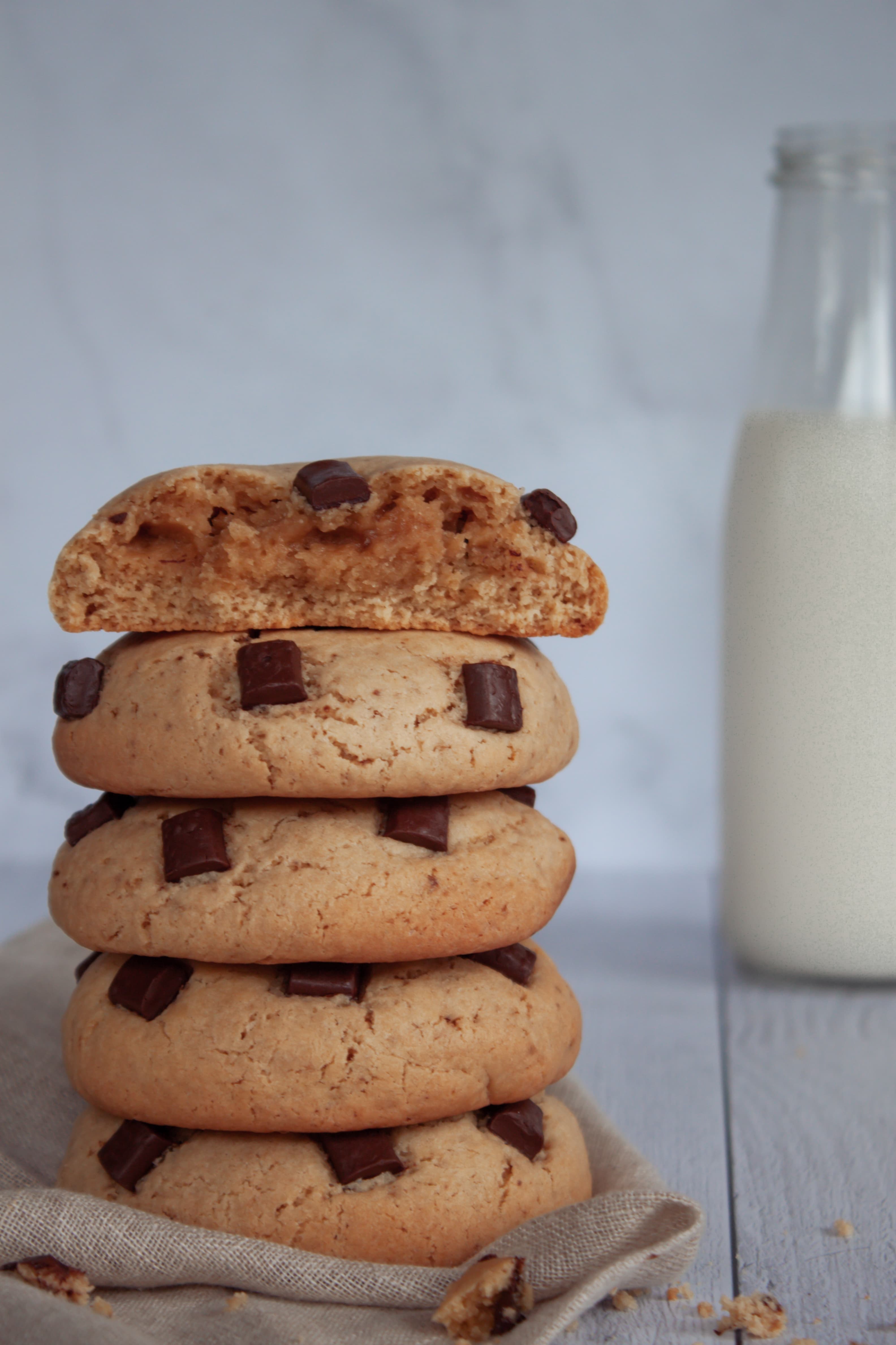 Pile de cookies cassés, croûte dorée et cœur moelleux